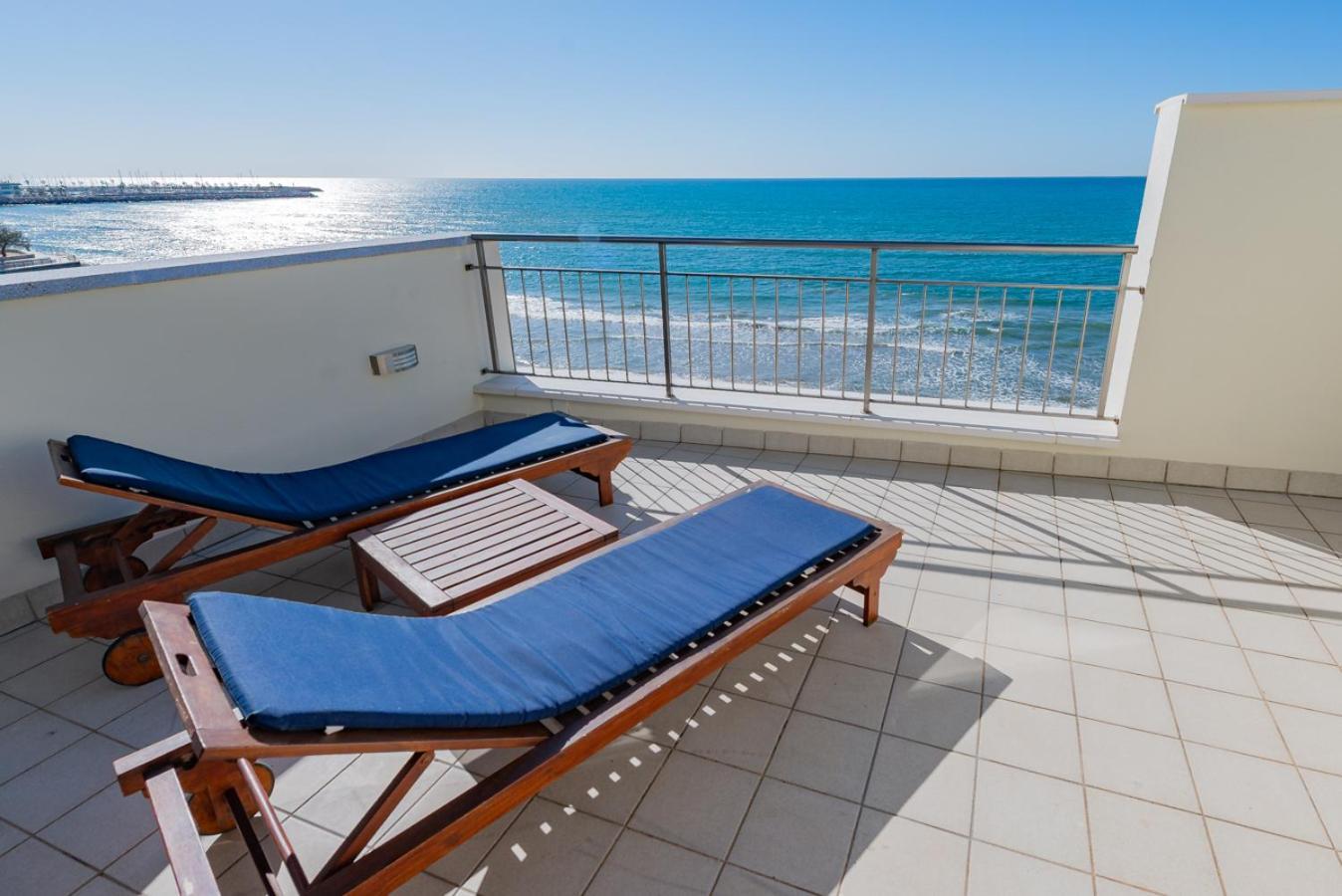Insitges Sant Sebastia'S Beach Exterior foto